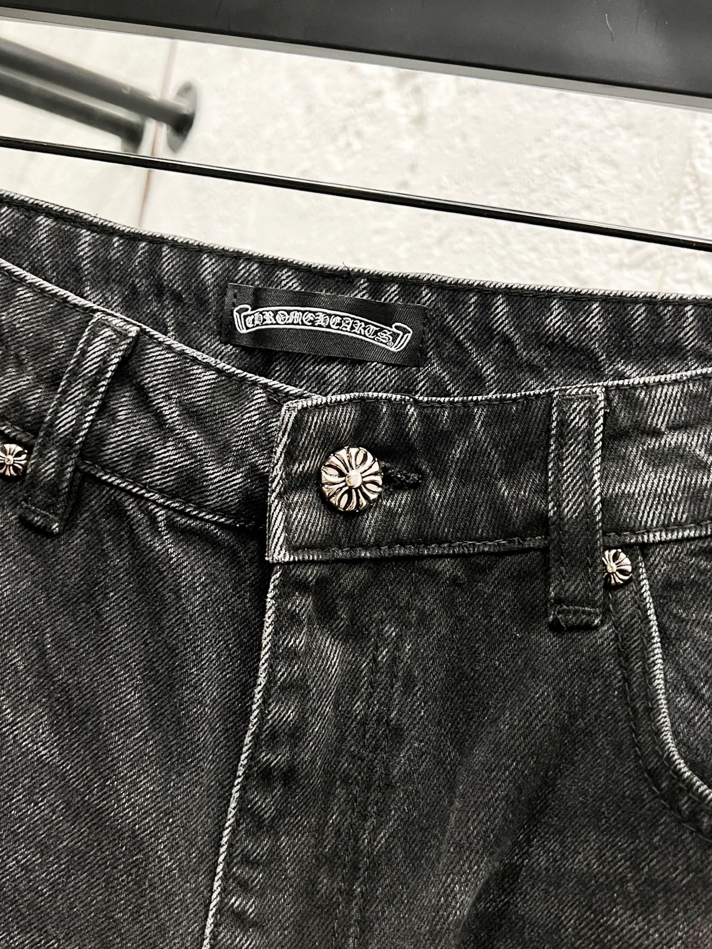 P250 Style No.: H929 Chrome hearts & Chrome hearts 25ss blue and yellow leather black pants cross patch leather jeans CH Chrome hearts double knee cross patch leather bo1 version logging pants straight work pants B136 Chrome hearts cross Sanskrit overalls Counter price 24W level, patch cross flower embellishment, high waist washed jeans! ! Absolutely high-end luxury products, 1.9W level god-level single products, super popular products, made by top heavy industry, not to be missed. About Zangyin, this is an extremely luxurious fashion brand, which can also be called the nobles of the high street. It has always been an exclusive brand of some hipsters or rich second generation. Compared with ordinary high streets, it is more luxurious and noble. Compared with luxury brands, it has a more fashionable personality and has always been a brand that I have a special liking for. Imported yarn is custom-woven into a high-density twill canvas. While ensuring a stiff silhouette, the fabric feels very delicate. It follows the B01 classic silhouette. The upper body is crisp and stylish. The ready-made garments are stone-ground and fermented and can be matched with any style. Buttons and zinc brushing are washed with genuine YKK retro metal products. Double-layered canvas on the front. Perfect details. All hardware is perfect. Size: 30-32-34-36 Color: blue-yellow leather and black pants.